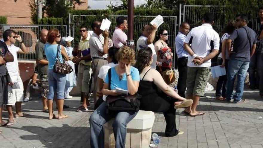 Ciudadanos extranjeros en la cola para tramitar su documentación la oficina de la calle Campo de Mirra en imagen de archivo