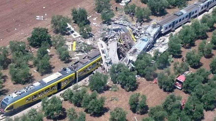 Imagen aérea en la que se ve el estado en el que quedaron las dos locomotoras y los primeros vagones tras el choque.