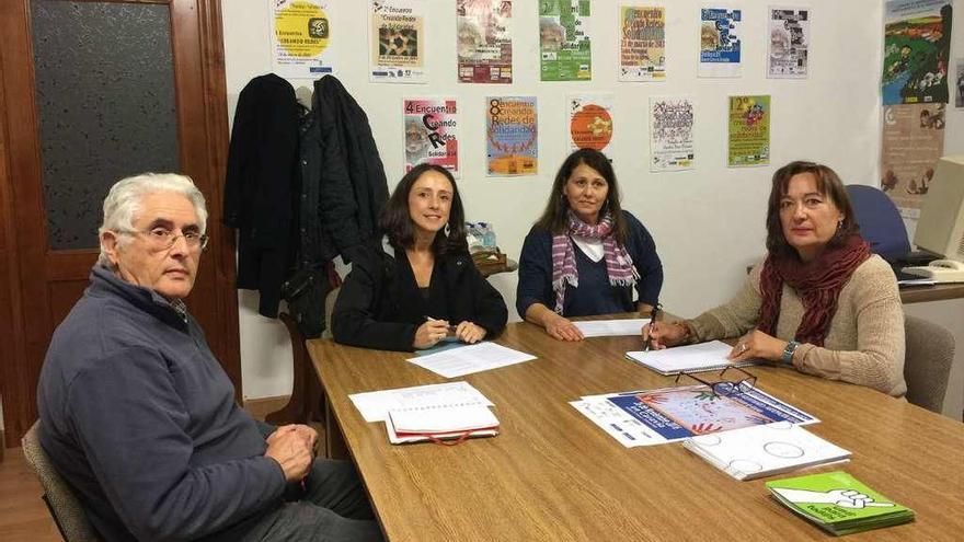 Por la izquierda, Cándido Díaz, Melania Álvarez, Ana Gloria Fernández y Mertxe Gil, durante al presentación del Libro Blanco de participación ciudadana, ayer, en el Centro de Desarrollo Rural El Prial de Infiesto.