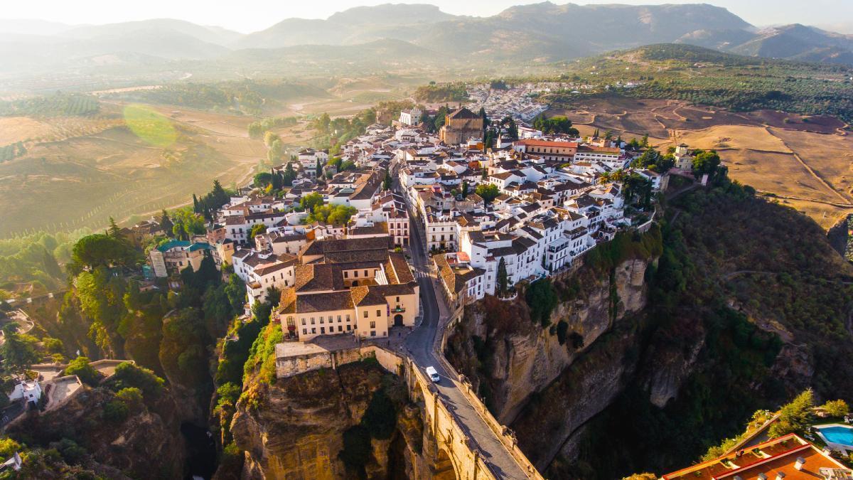 Tiene casas colgadas, más de 100 metros de caída libre y los baños árabes mejor conservados de la península ibérica: así es la ciudad que Hemingway consideró "un decorado romántico"