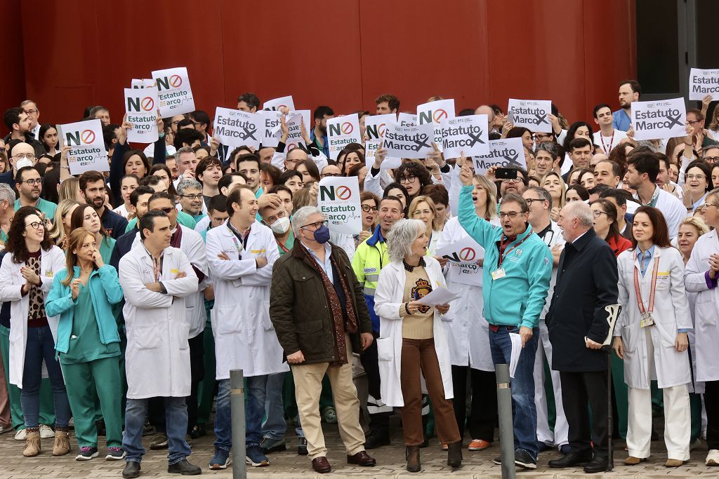 La protesta de los médicos contra el Estatuto Marco de Sanidad a las puertas de la Arrixaca, en imágenes
