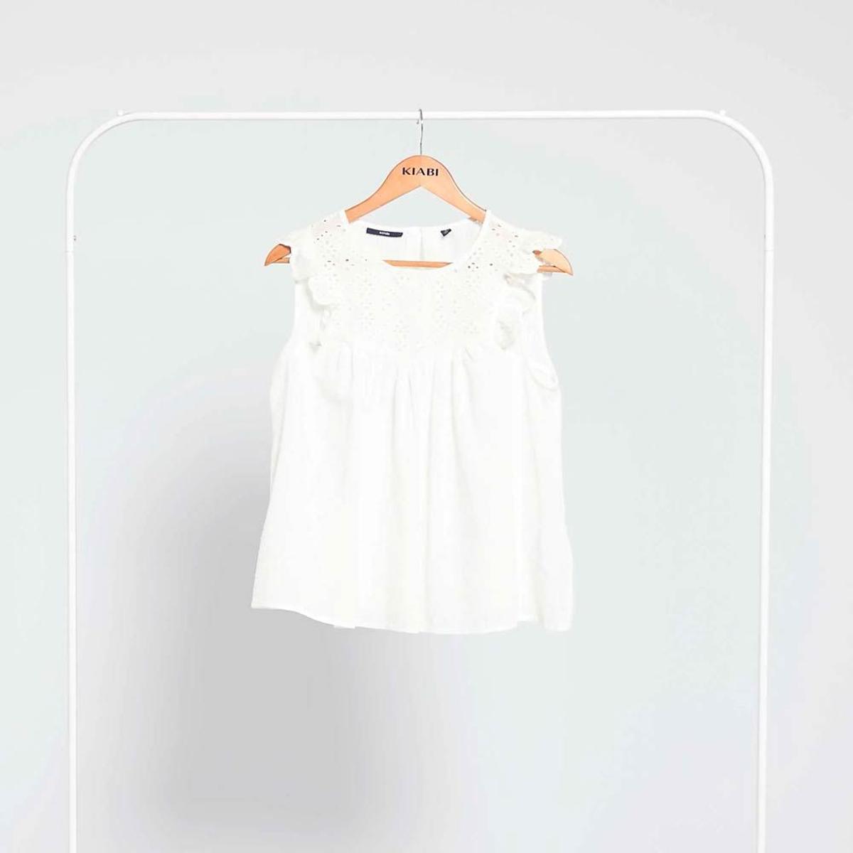 Blusa blanca con bordados de Kiabi. (Precio: 12 euros)