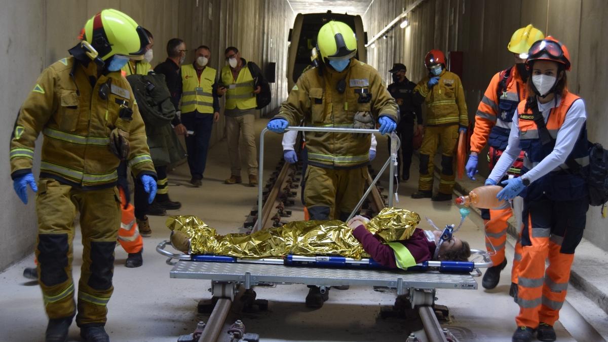 La evacuación por dentro del túnel de la &quot;víctima&quot;.