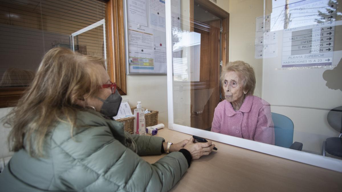 Una mujer visita a su familiar en una residencia, en una imagen de archivo.