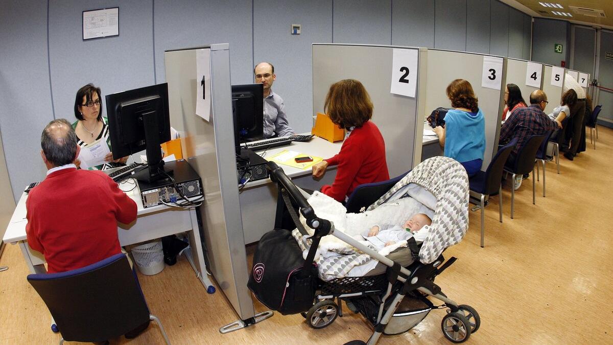 COLAS EN LA DELEGACION DE LA AGENCIA TRIBUTARIA EN VIGO EL PRIMER DIA DE PLAZO PARA REALIZAR LA DECLARACION DE LA RENTA 2012 DE FORMA PRESENCIAL.