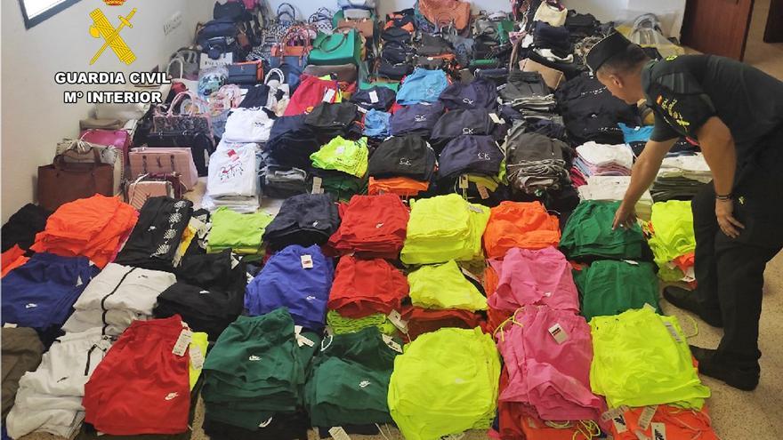 Doce investigados por vender ropa y bolsos falsificados en Benidorm y Moraira