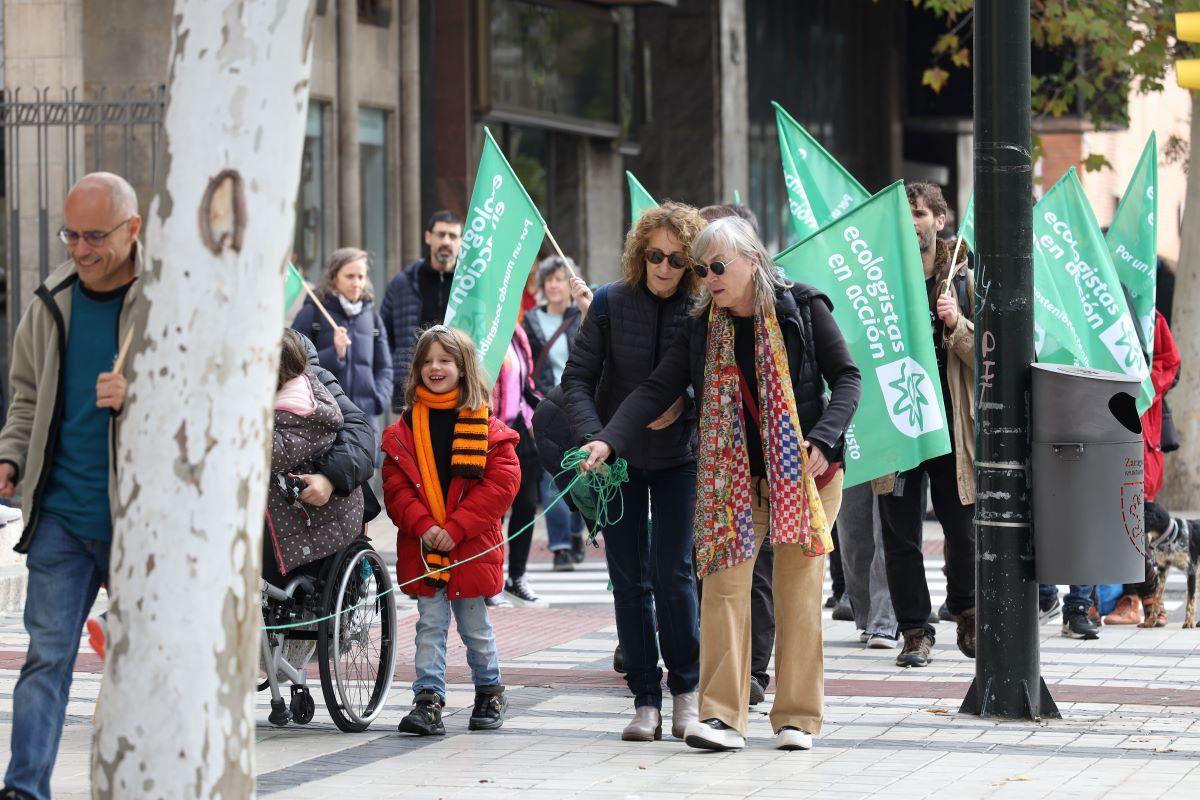 Cadena humana en Zaragoza en defensa de Canal Roya - El Periódico de Aragón