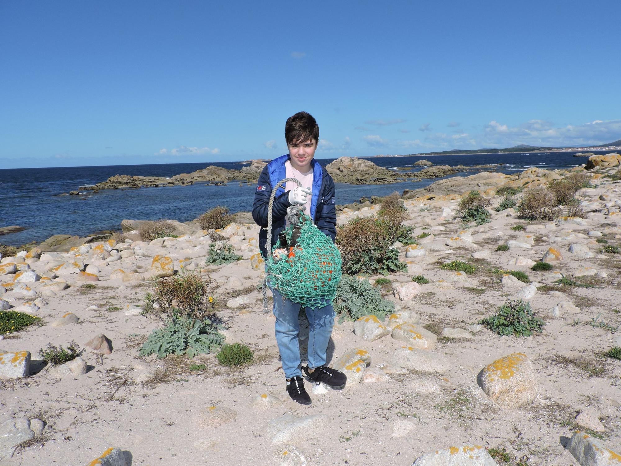 Así luchan los voluntarios de Abanca contra la basura marina y las plantas invasoras en la isla de Sálvora.