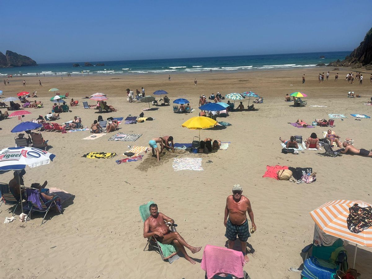 Bañistas en la playa del Aguilar este miércoles