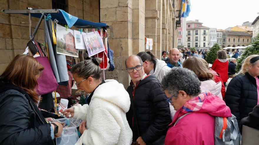 Clientes en uno de los puestos del mercado de cooperativas, ayer por la mañana. | Mara Villamuza