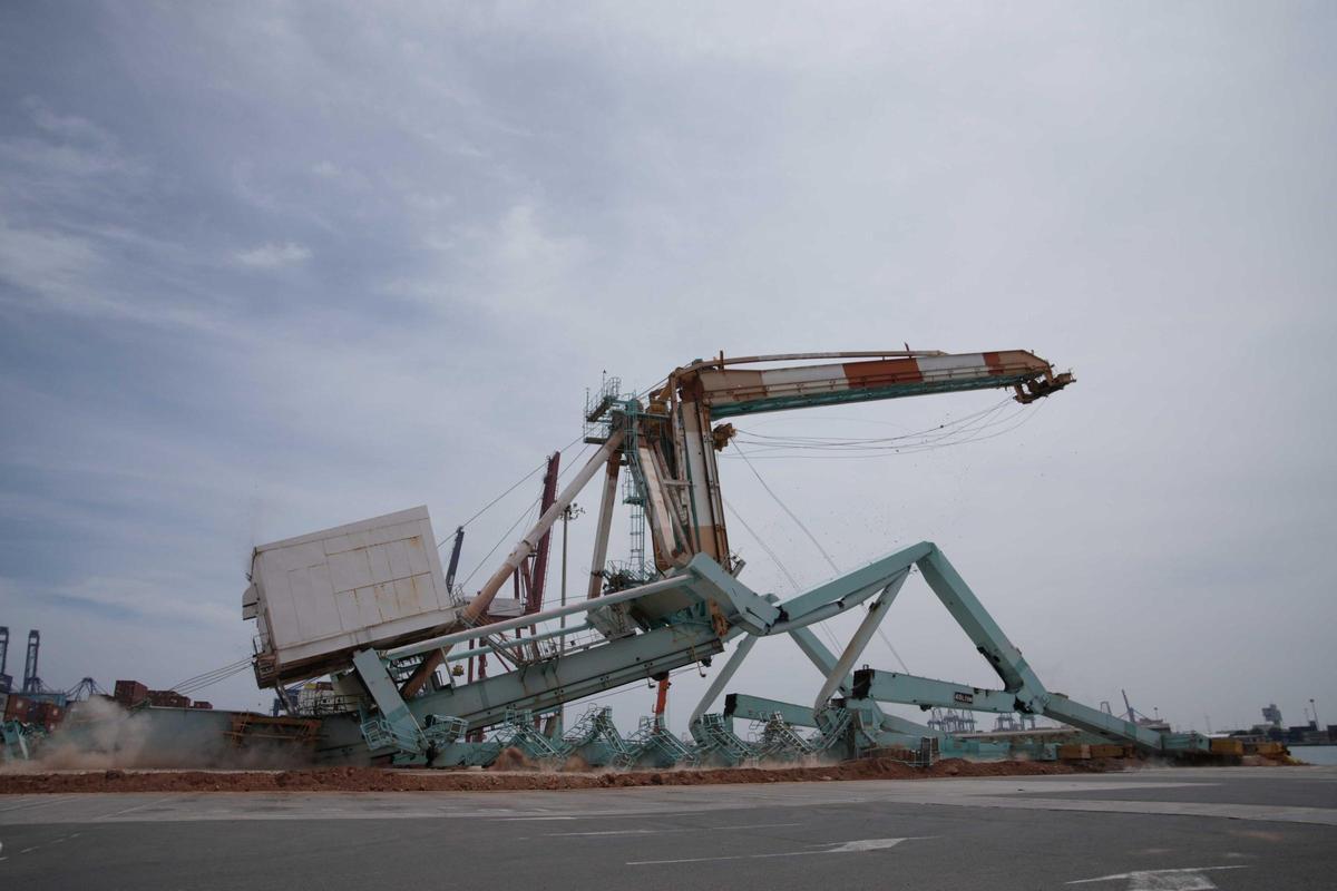APM Terminals Valencia ha llevado a cabo hoy el abatimiento de la grúa STS QC907