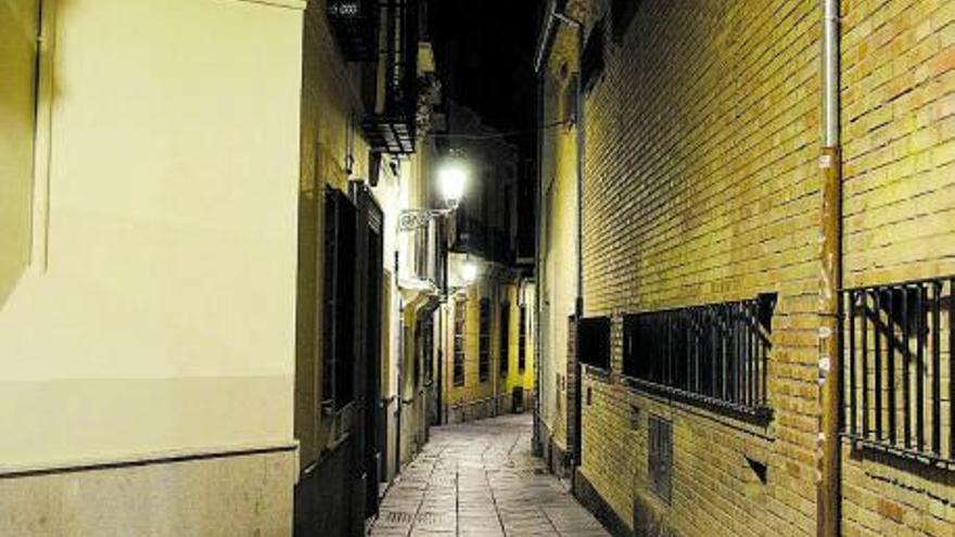 Una calleja del centro de Granada, próxima a la calle Mesones.