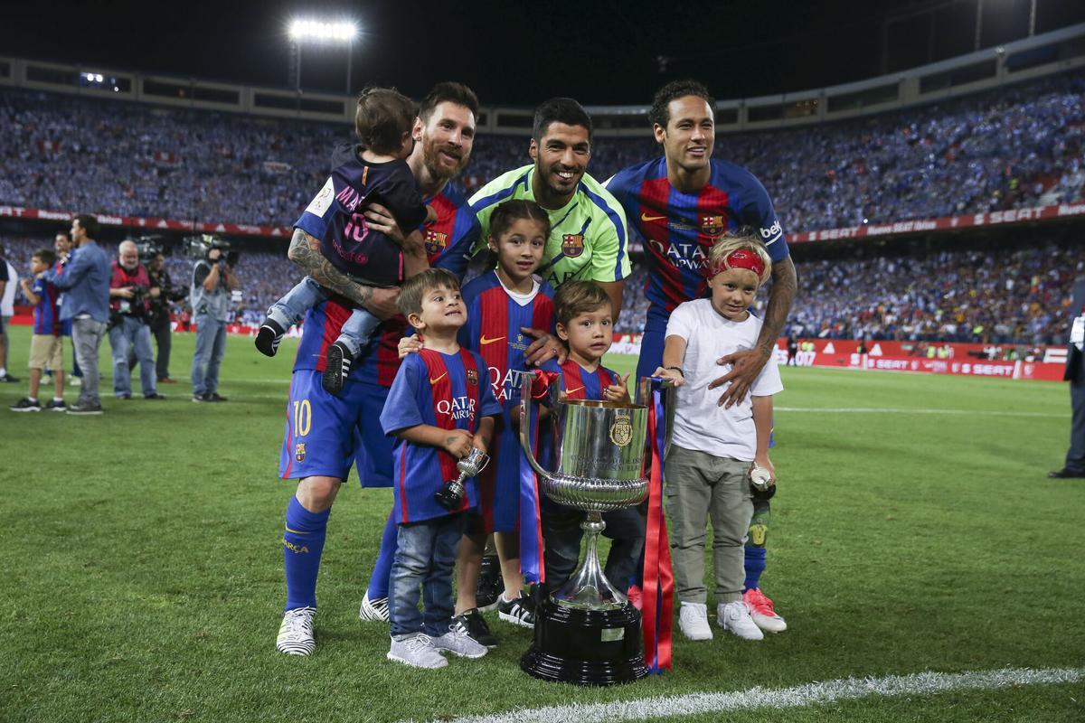 Messi, Suárez y Neymar, con sus hijos, tras la conquista de la Copa de 2017 en el Vicente Calderón.