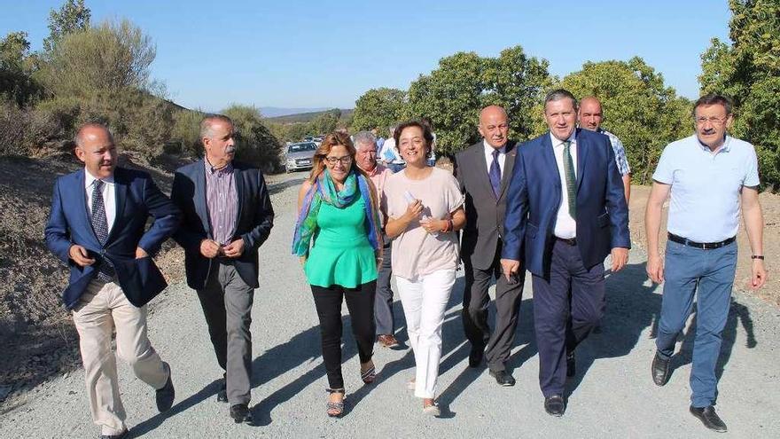 Orellana, en el centro, recorre el camino Sejas-Tola arropada por las autoridades locales y provinciales.