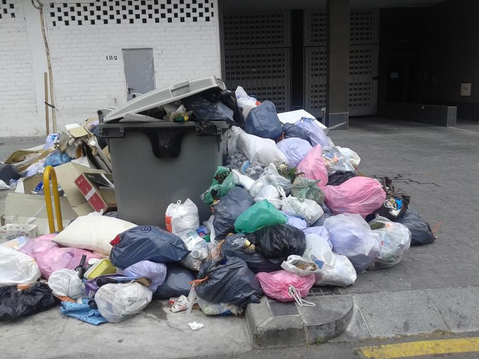 Varios días después de la desconvocatoria de la huelga de limpieza, la basura sigue acumulándose en las calles.