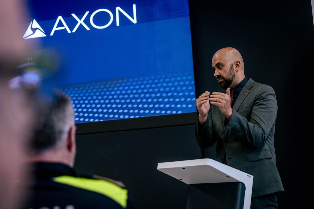 El director de Axon en España durante la presentación del sistema Fusus en Mataró