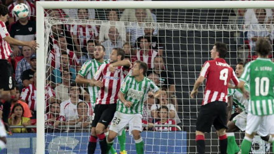 El Athletic remonta al Betis y se mantiene en Europa