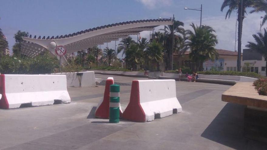 Imagen de los bloques en el acceso sur al paseo Vista Alegre de Torrevieja