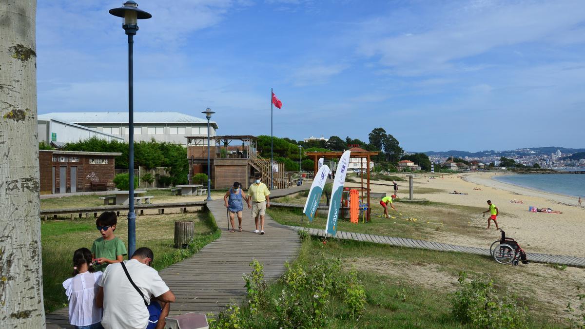 La bandera roja en la playa de Rodeira, en Cangas, durante este verano.