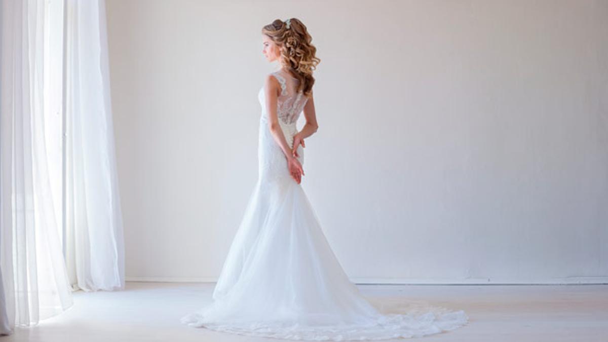 Novia con el vestido de boda antes de la ceremonia