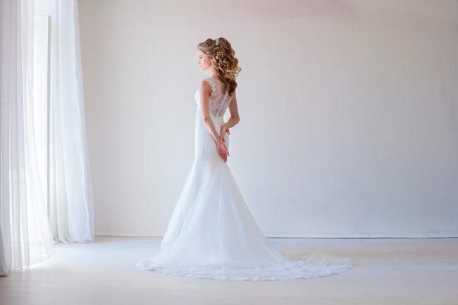 Novia con el vestido de boda antes de la ceremonia