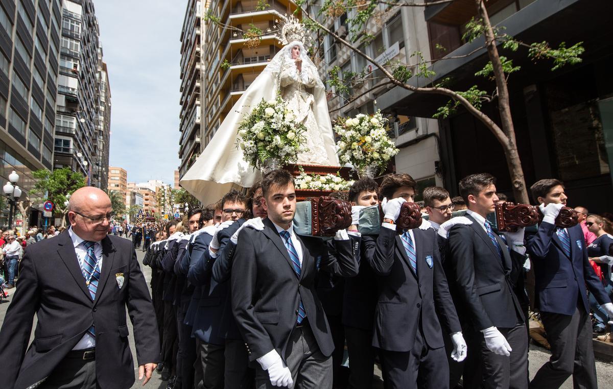 La Virgen de la Paz a su paso por la Rambla