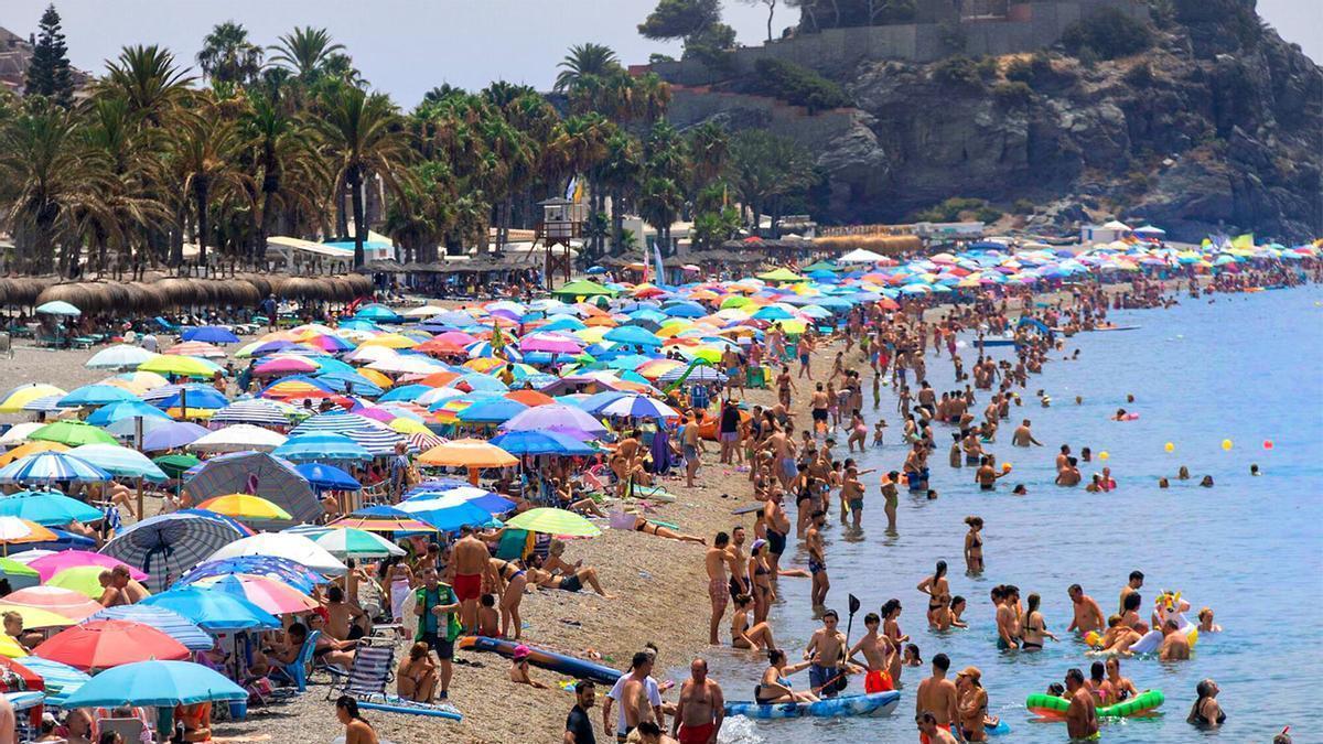 Una playa en perfectas condiciones para el baño, en Almuñécar (Granada).