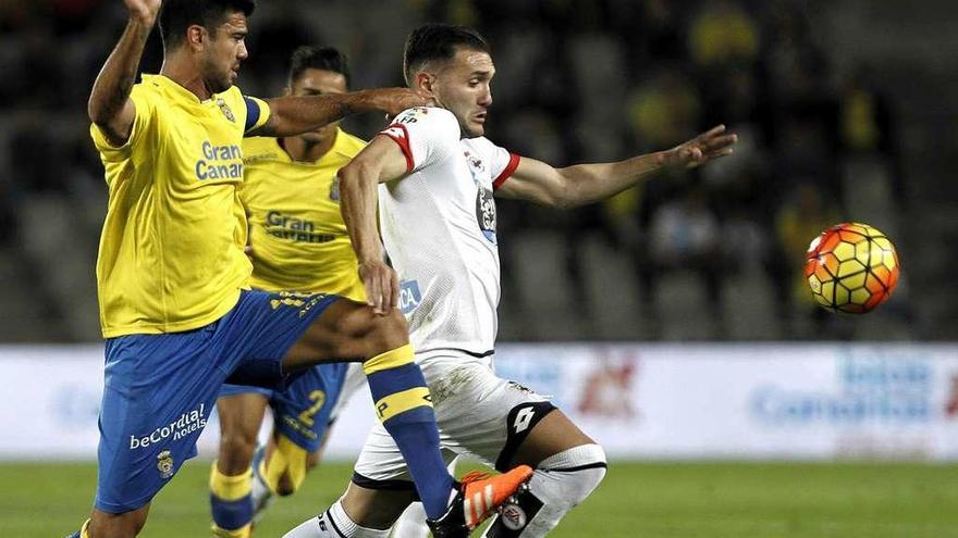 Lucas protege el balón ante Aythami durante la visita a Las Palmas de 2015 en la que el Dépor encadenó por última vez dos victorias seguidas.