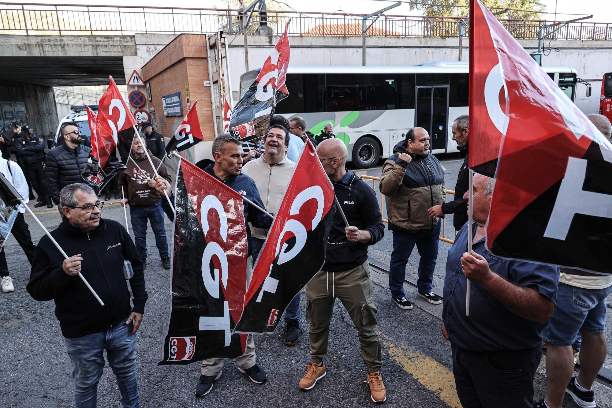 Imágenes de la huelga de los trabajadores de Automóviles La Alcoyana Vectalia