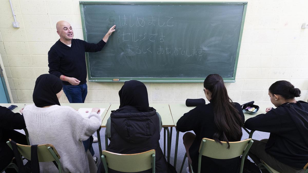 Clase de japonés en el instituto Montserrat Roig de Sant Andreu de la Barca.