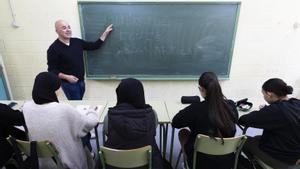 Clase de japonés en el instituto Montserrat Roig de Sant Andreu de la Barca.