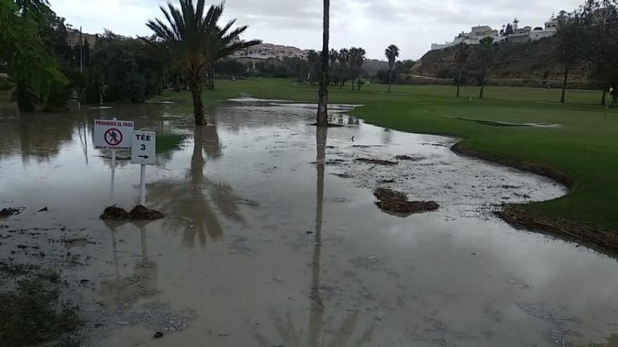 Parte del campo de golf de Ciudad Quesada, Rojales, inundado con las lluvias de esta mañana.