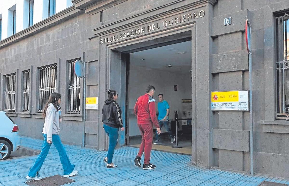 Varias personas entran al área de Extranjería de la Subdelegación del Gobierno en Las Palmas de Gran Canaria