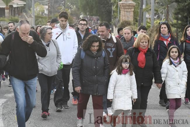 Los romeros acompañan a la Santa pese al frío.