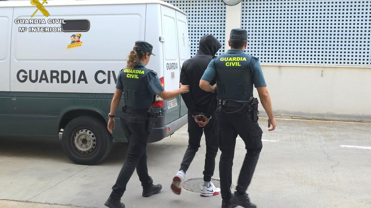 Agentes de la Guardia Civil llevan detenido al presunto autor del robo en un domicillio de Inca