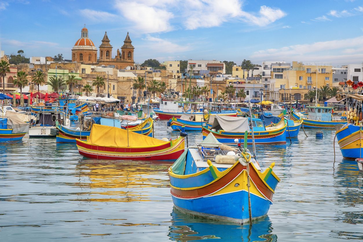 Coloridos barcos de pesca tradicionales en Malta.