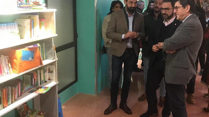 El consejero de Salud inauguró ayer la biblioteca en el hospital.