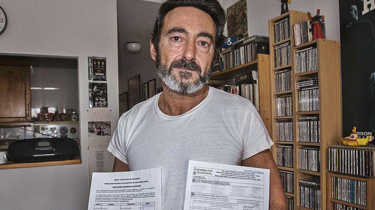 Eugenio Vidal posa en su casa con la solicitud de la prestación fechada en marzo de 2019.