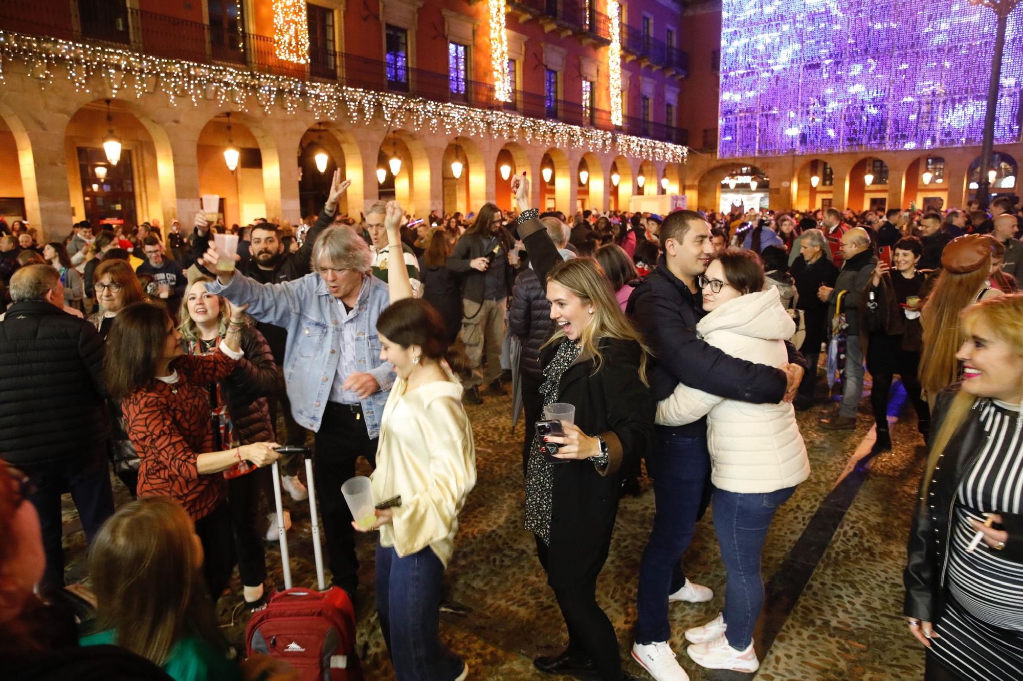 En imágenes: Gijón recibe el 2023 en la plaza Mayor, pero sin campanadas