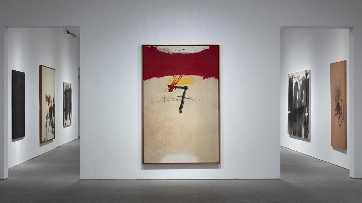 La obra '7 de noviembre' (1971) preside la sala que alberga el trabajo más político de Tàpies.