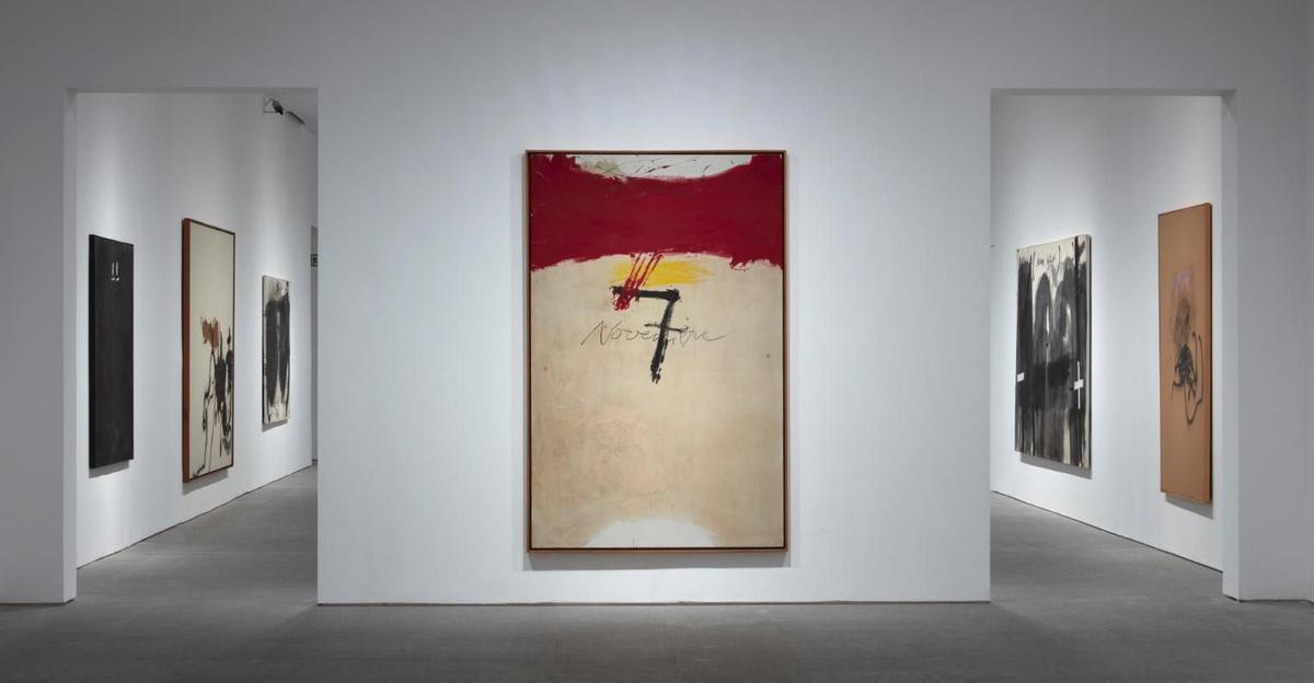 La obra '7 de noviembre' (1971) preside la sala que alberga el trabajo más político de Tàpies.