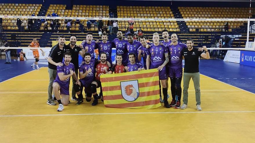 Los jugadores y cuerpo técnico del ConectaBalear Manacor posan tras ganar los cuartos en la Copa del Rey.