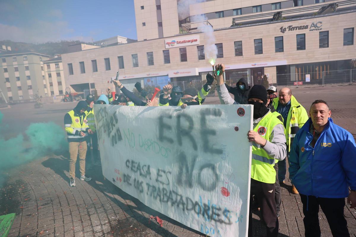 Protesta de los trabajadores de Ence, este martes en Oviedo, frente al hotel en el que se celebraron las negociaciones del ERE.