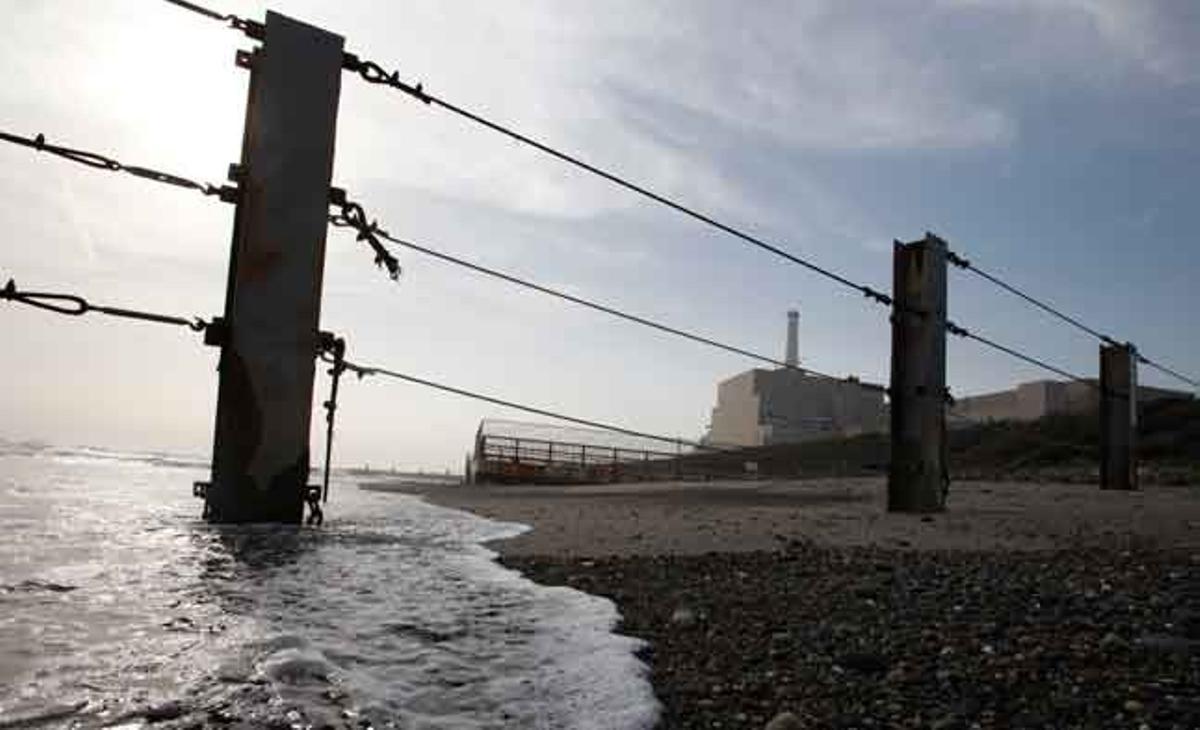 La central nuclear de Hamaoka vista des de la vora del mar a Omaezaki, prefectura de Shizuoka, Japó.