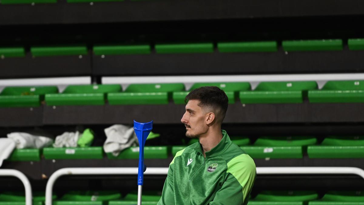 Erikas Kalinicenko observa el partido desde el banquillo.