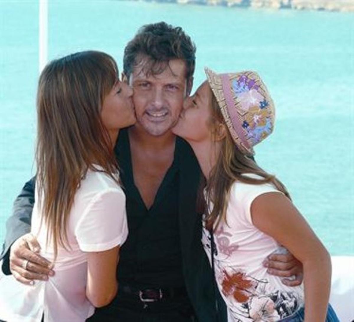 Kike Maíllo rep un petó de Marta Etura (esquerra) i Claudia Vega, ahir a Sitges.