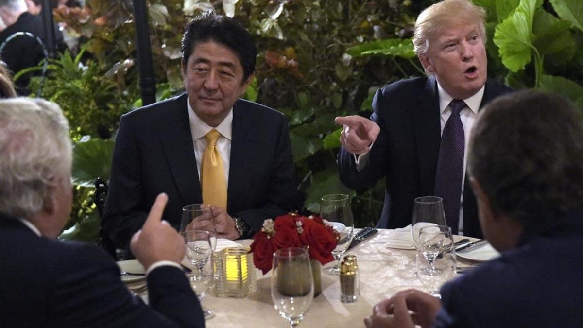 Trump (segundo por la derecha), sentado junto a Abe (segundo izquierda), en la cena de Mar-a-Lago, el 10 de febrero.