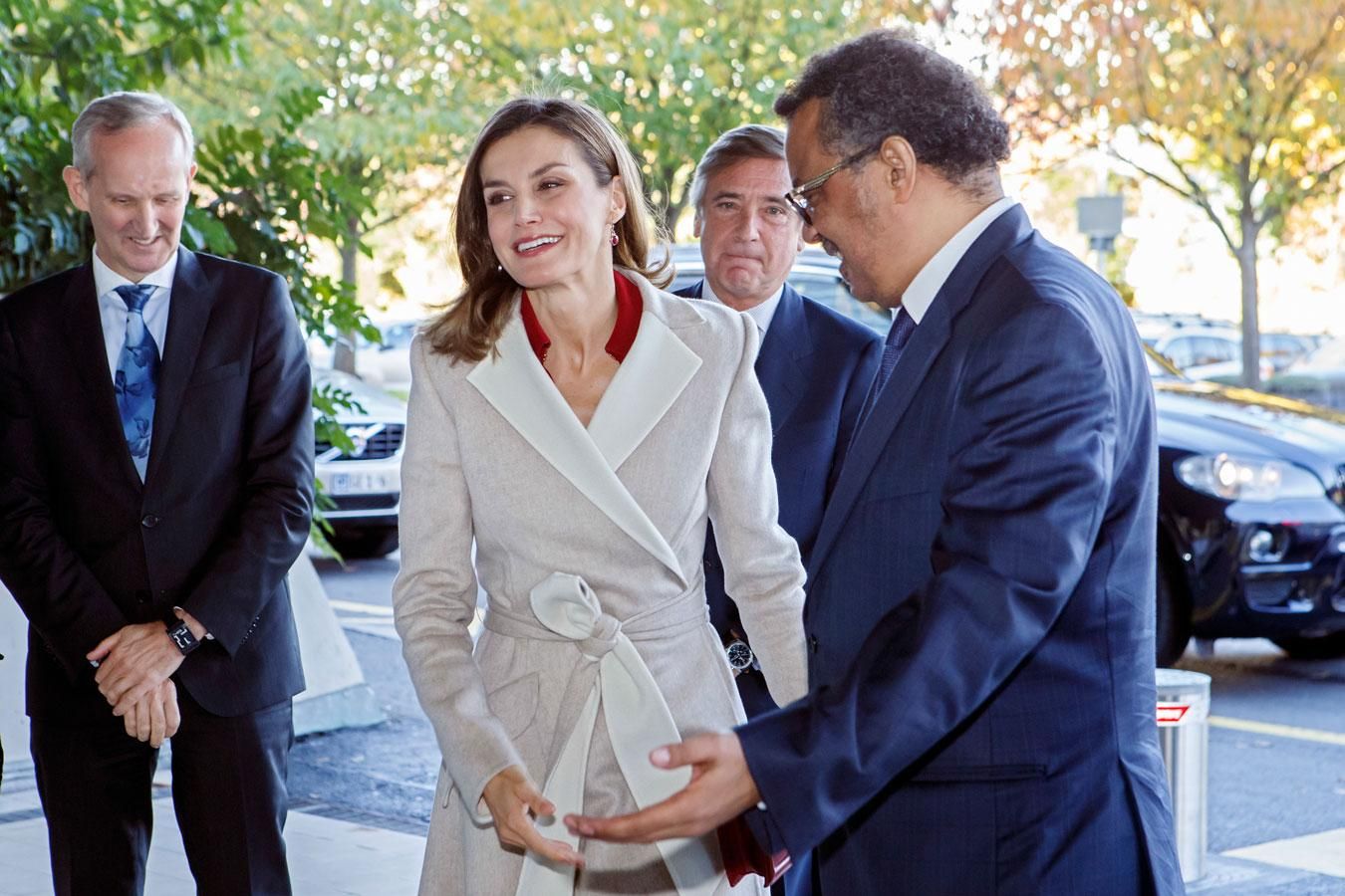 Letizia Ortiz con vestido rojo de Burberry y abrigo gris de Hugo Boss