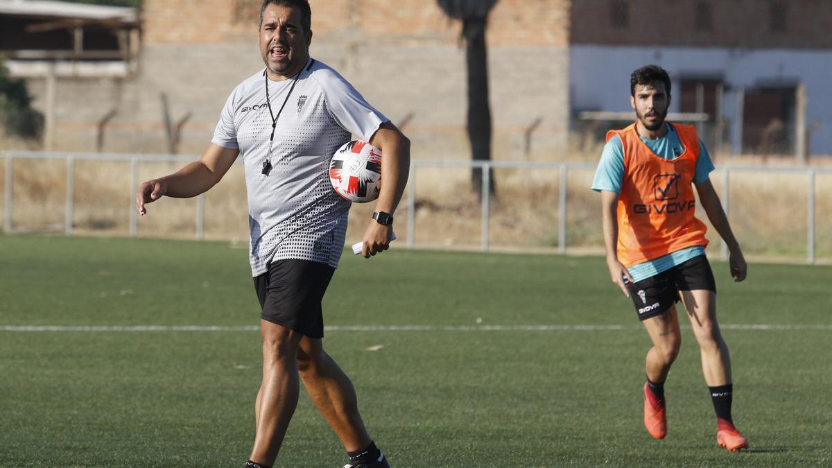 Germán Crespo da órdenes durante un entrenamiento del Córdoba CF, esta temporada.