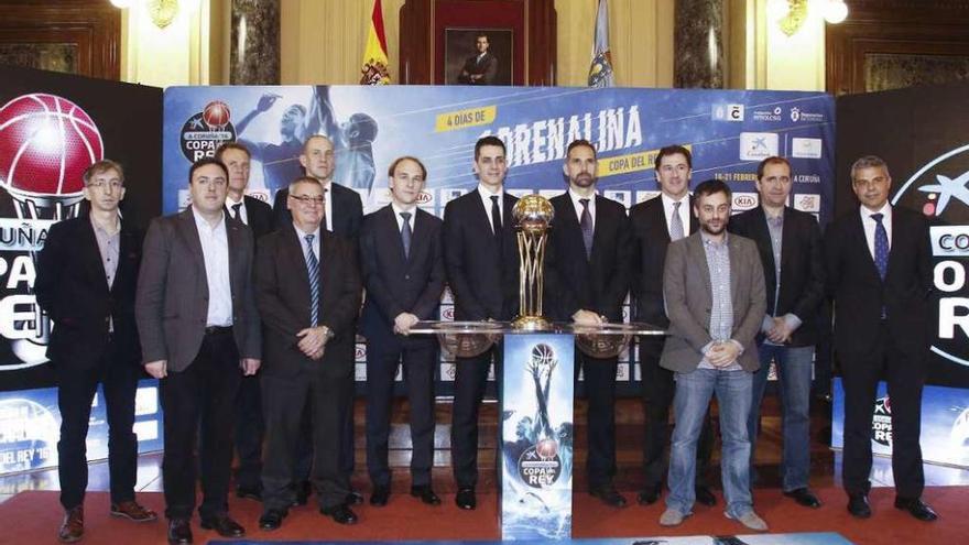 El alcalde, con los representantes de la ACB y de los clubes, con Moncho Fernández, a la izquierda.